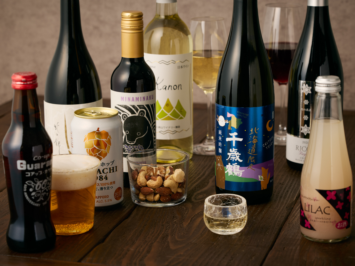 （右）豊富なアルコールドリンクは「Cocktail Time」にて