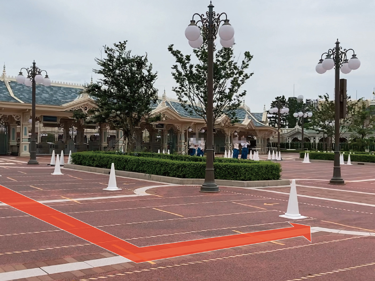 ①エントランスを出て左手方向にある出口専用ゲートに向かって進んでください。