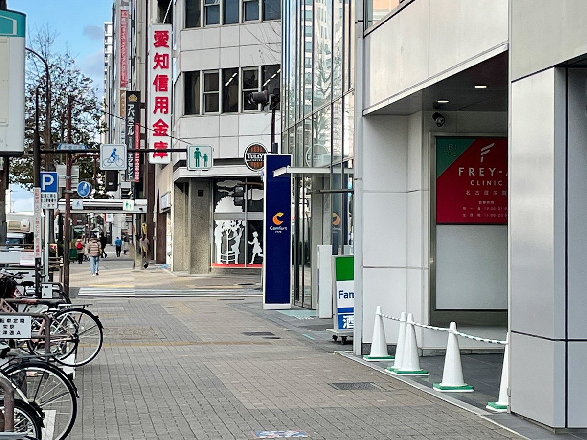 ⑤栄駅より地上に出て直進すると1つ目の交差点の右手前にホテルのロゴが入った看板が見えます。