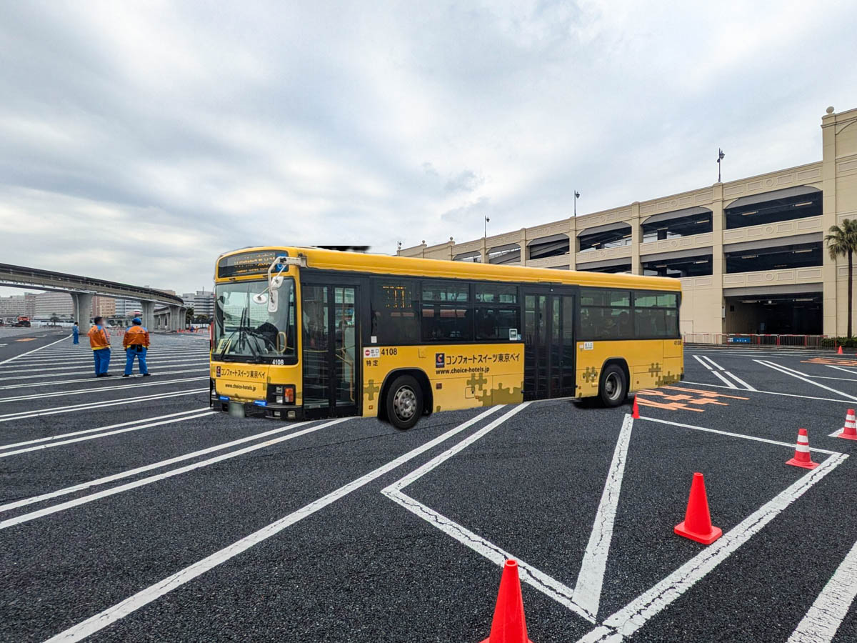 ⑥立体駐車場手前の平面駐車場内が、送迎バス専用乗降場です。