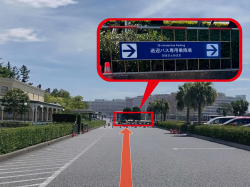 ③コインロッカーを通り過ぎると、正面に「送迎バス専用乗降場」という看板が見えます。