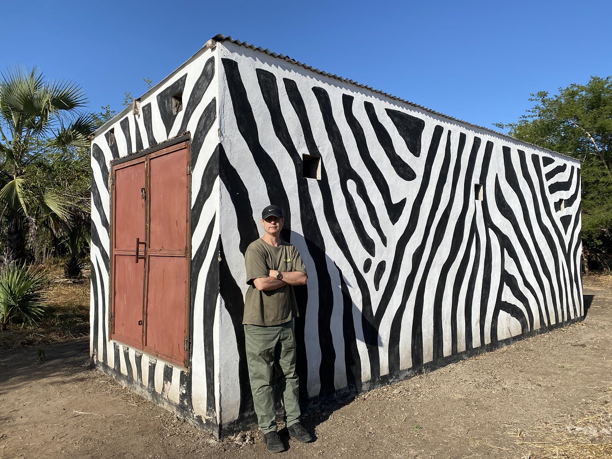 【One Planet Café Zambia】バナナ繊維を保管する倉庫はしまうま柄