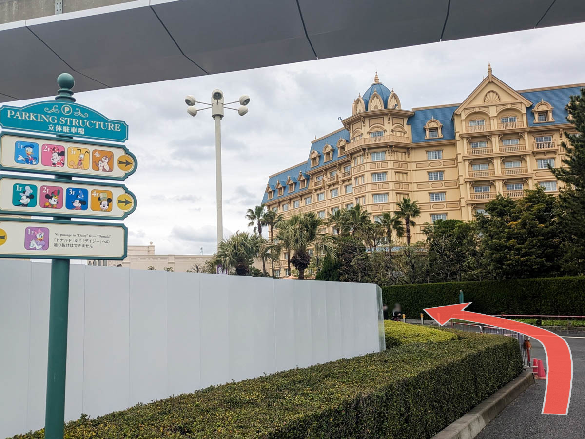 ④途中で左手に立体駐車場案内の看板が見えます。そのまま左手にお進みください。