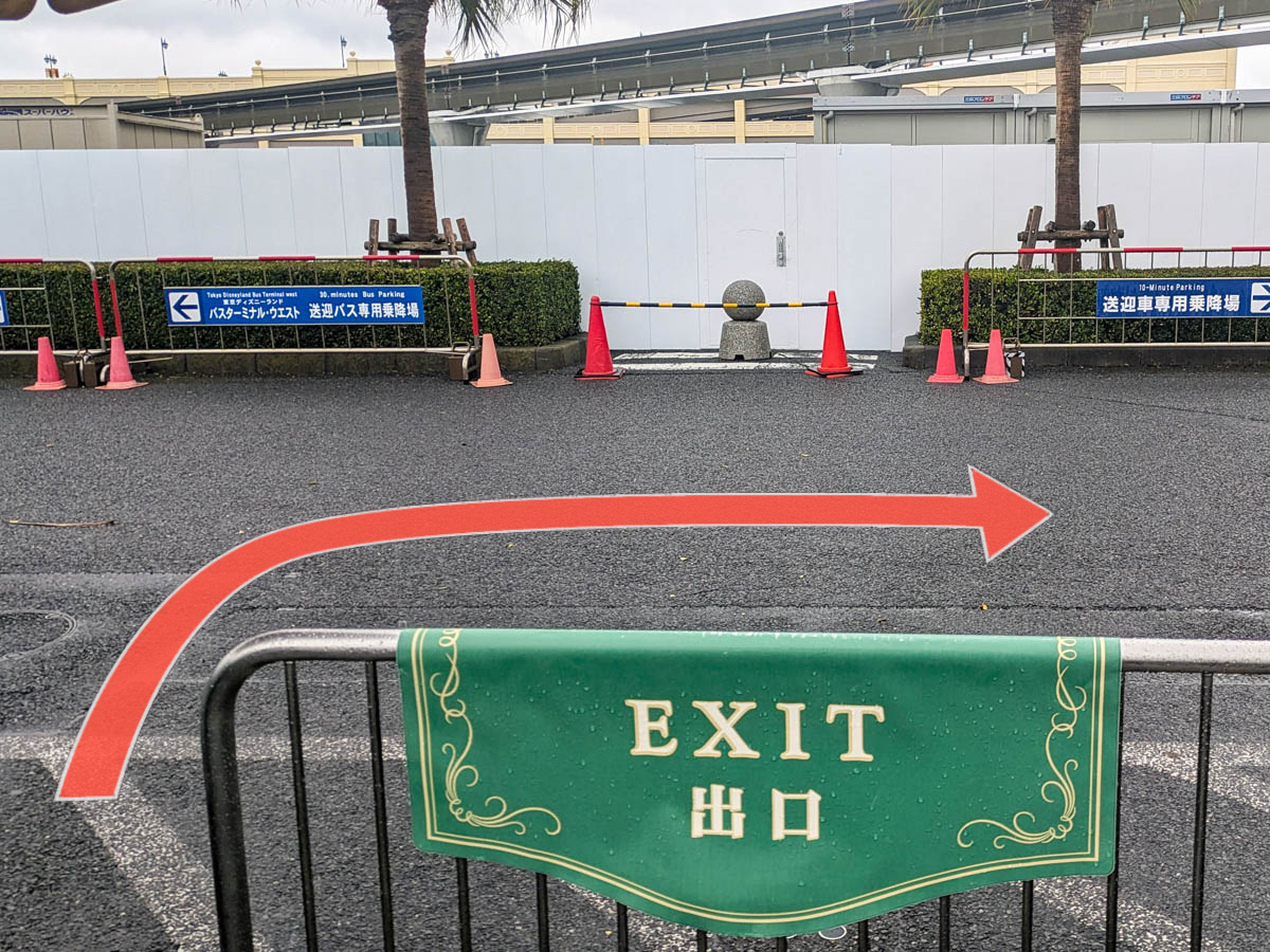 ②出口専用ゲートを右に出て、東京ディズニーランドホテルを目指して直進ください。
