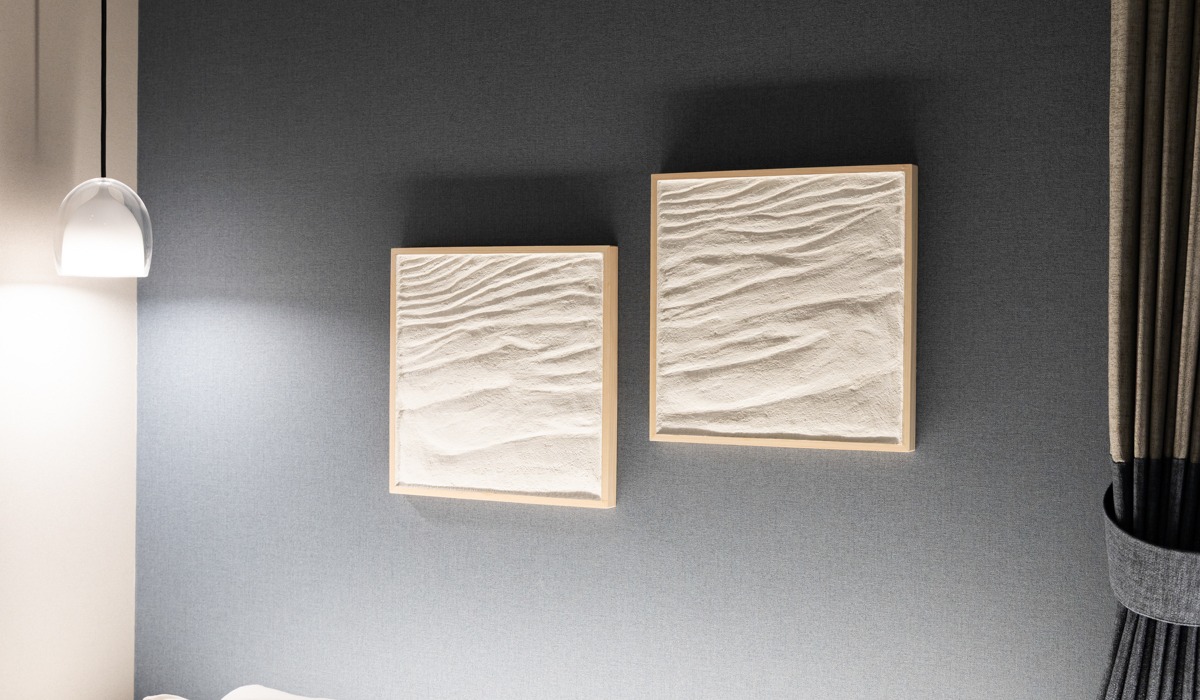 北海道産のホタテの貝殻を使用した客室アート