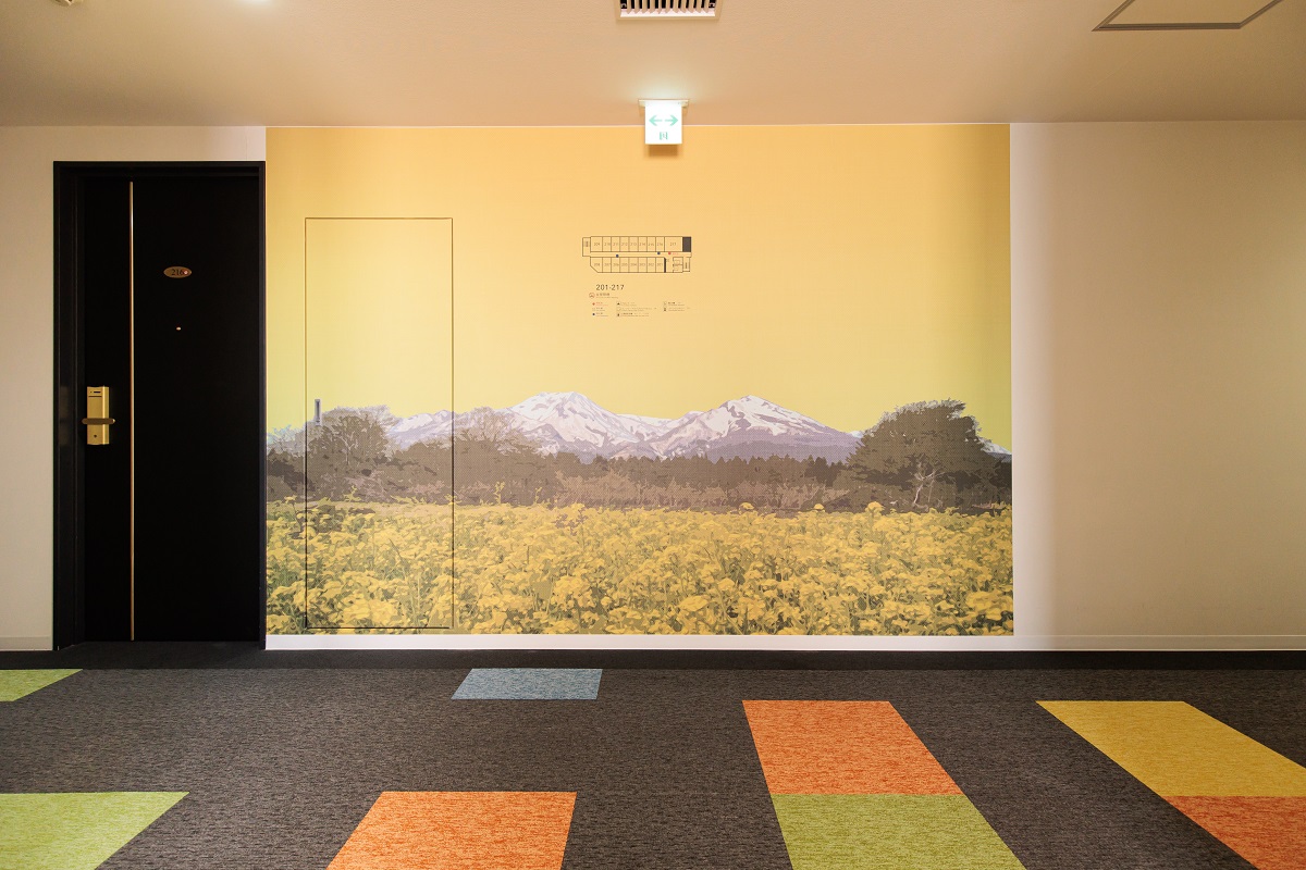 エレベーターホールのアート　（左）春「大洞原の菜の花畑」