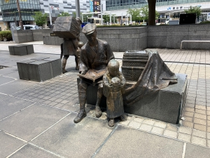 富山駅前　銅像