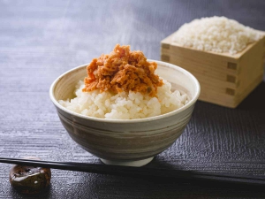新潟県産コシヒカリと鮭フレーク（新潟県産コシヒカリ・鮭使用）提供ホテル：コンフォートイン新潟中央インター（新潟県新潟市）