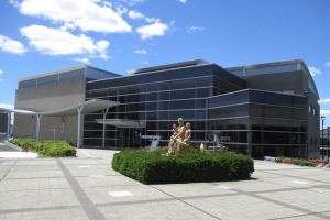 浦安市郷土博物館のモダンな外観と正面広場