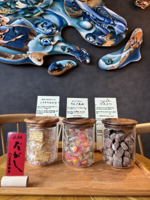 hotel around TAKAYAMAの8F専用ラウンジで提供される飛騨高山の駄菓子（音羽屋のシイタケおかき・りんごあめ・げんこつ）
