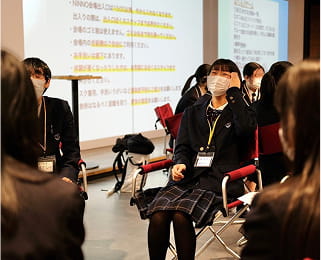 高校生が防災活動や地域の魅力発信について学んでいる。