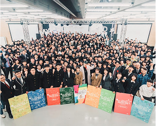 全国大会での高校生による集合写真の様子。
