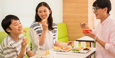 家族で朝食を楽しむ明るい朝食会場の風景