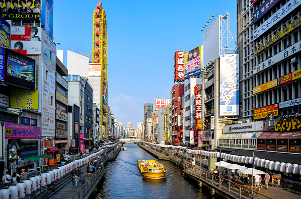 東京タワーと高層ビル群が広がる東京の街並みのパノラマビュー。