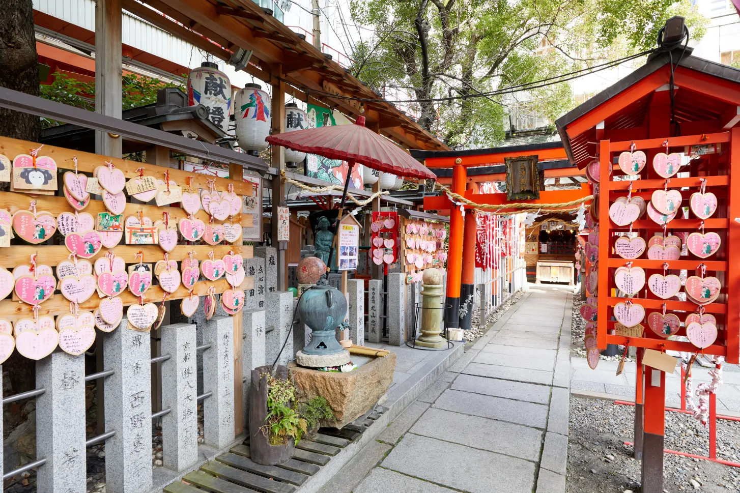 都市の中に静かにたたずむ 露天神社