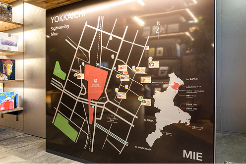 壁に大きく描かれた四日市の駅周辺のマップ。周辺のお店などが紹介されている。
